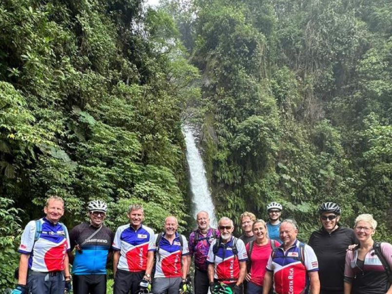 Reisegruppe Costa Rica vor Wasserfall