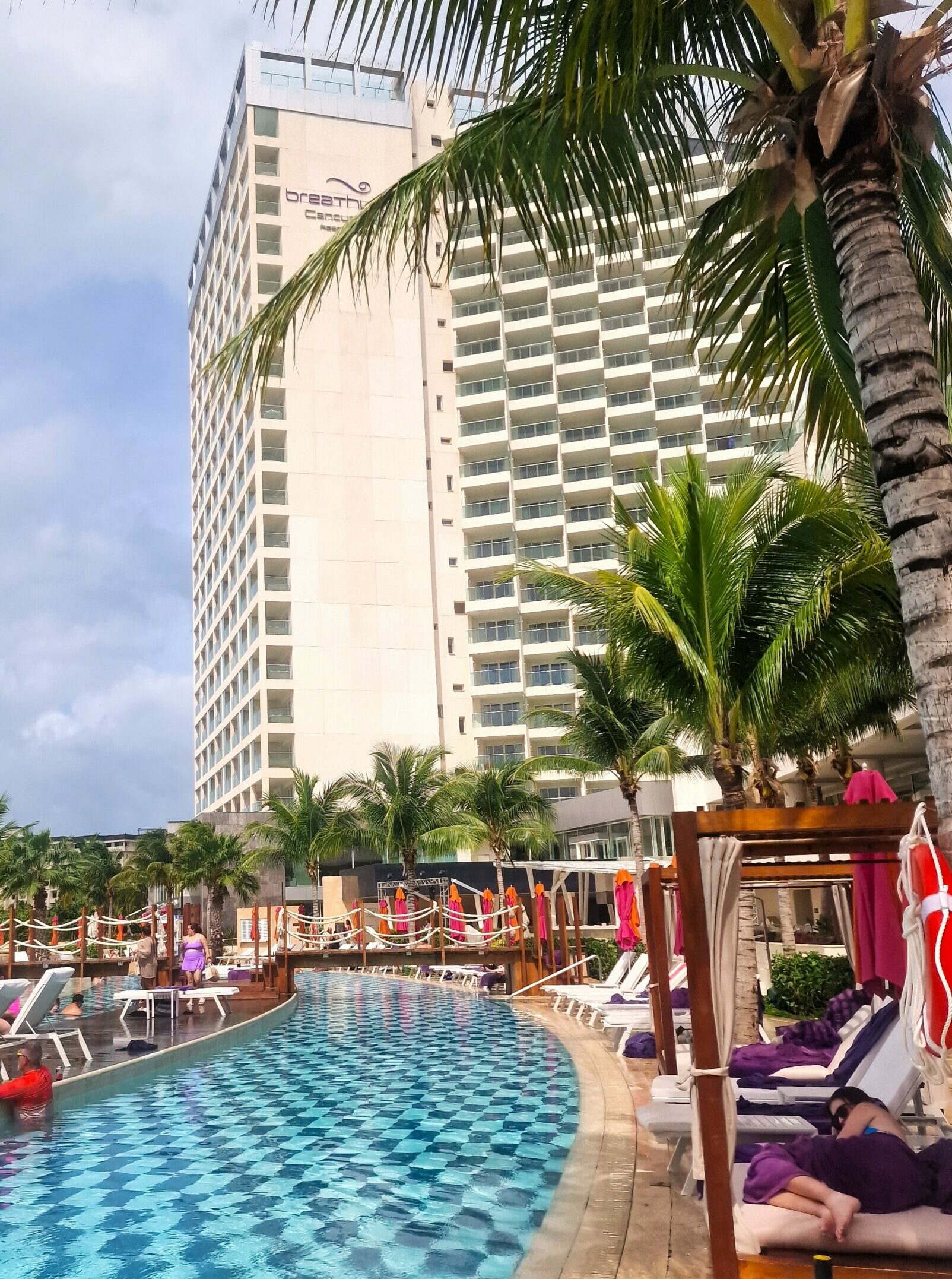 Blick vom Pool auf das Breathless Cancun Soul