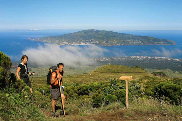 MONTANHA DO PICOVISTA SOBRE O FAIALPICOA?ORES