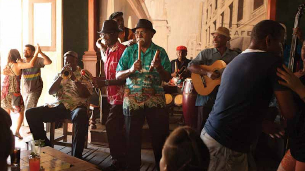 Musikanten in Casa de la Trova in Santiago de Cuba, Tnzer und Musik ()