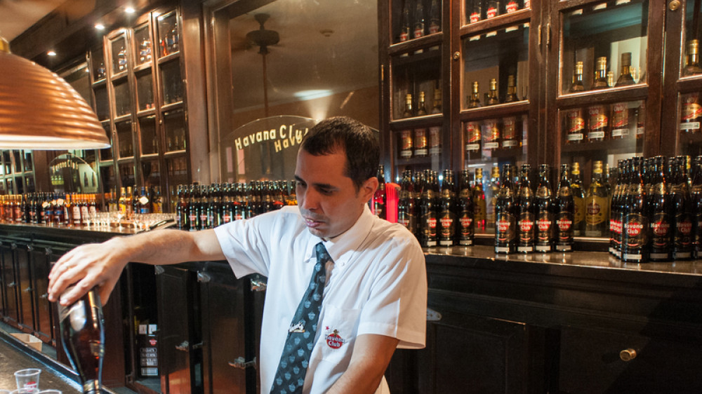 Bar-Keeper im Rum Museum ( Udo Dreesmann)