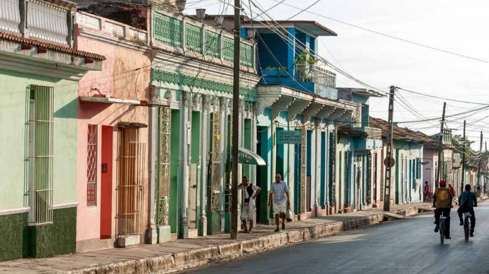 Das Foto zeigt eine Strae in Trinidad. ( Udo Dreesmann)