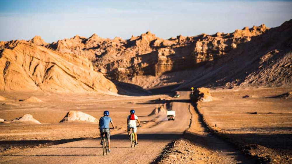 Biker in der Atacama Wste ()