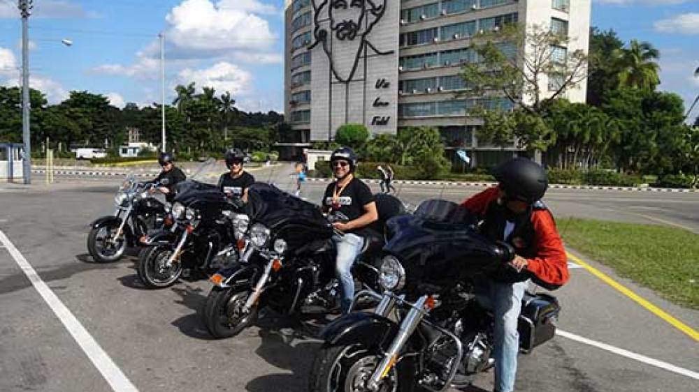 Motorradfahrer auf der Plaza 1 Mayo ()