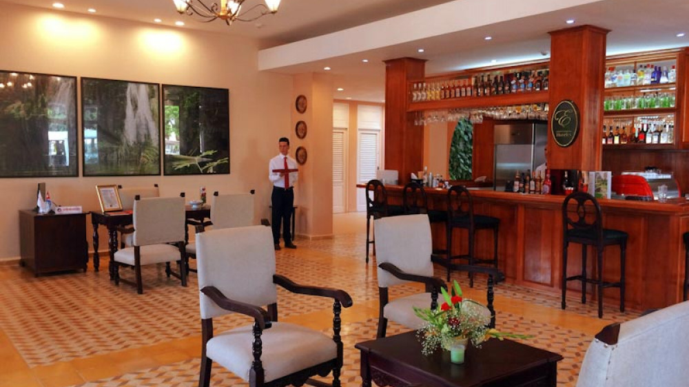 Lobby und die Bar des Hotel E Central in Viales ()