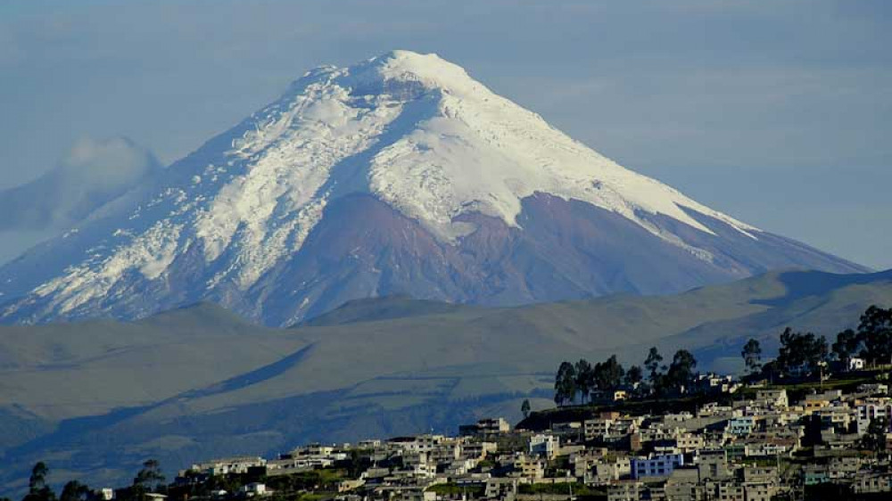   Quito mit Vulkan Cotopaxi im Hintergrund                      ()