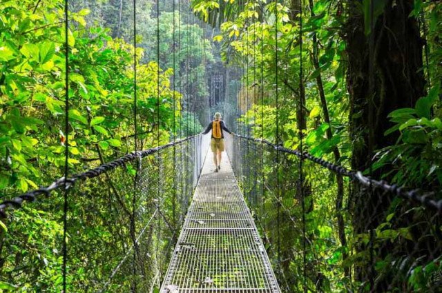 Mensch auf einer Brücke in Costa Rica