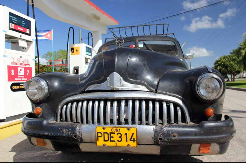 Schwarzer Oldtimer beim Tanken