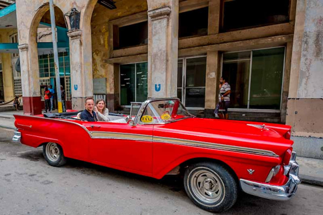 Roter Oldtimer in Havanna mit Kunden