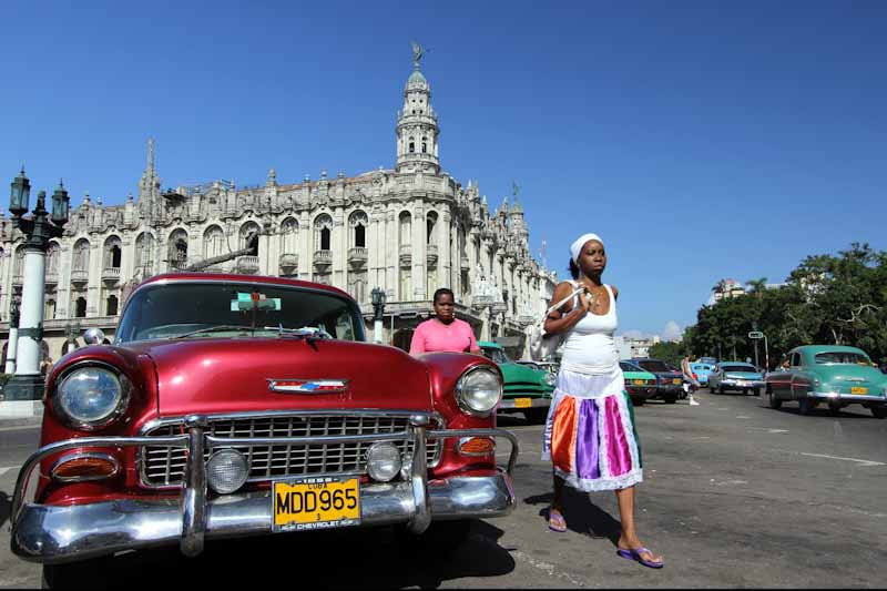 roter Oldtimer vor dem Theater in Havanna