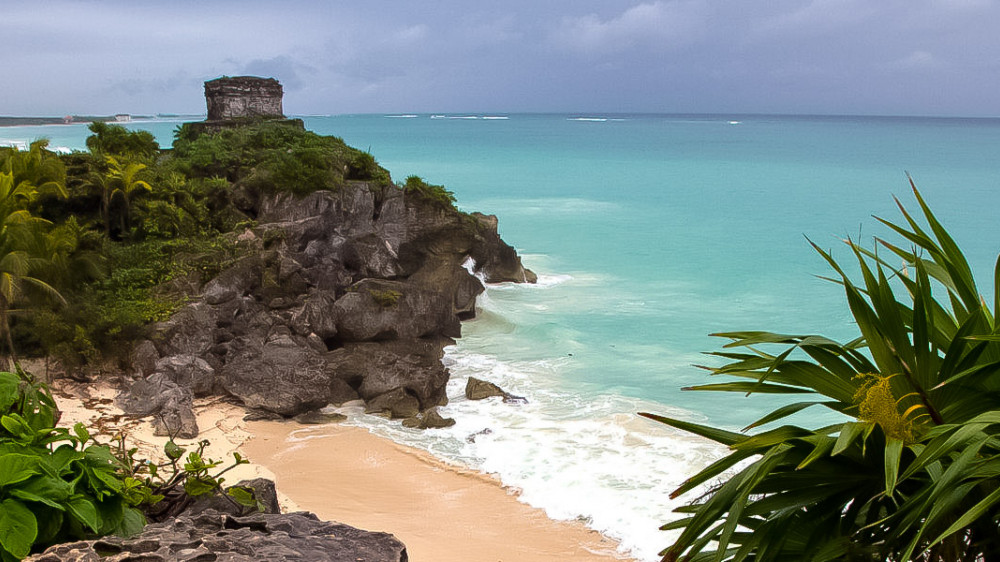 Aufnahme von oben auf einen kleinen Strand in Tulum, Mexiko ()